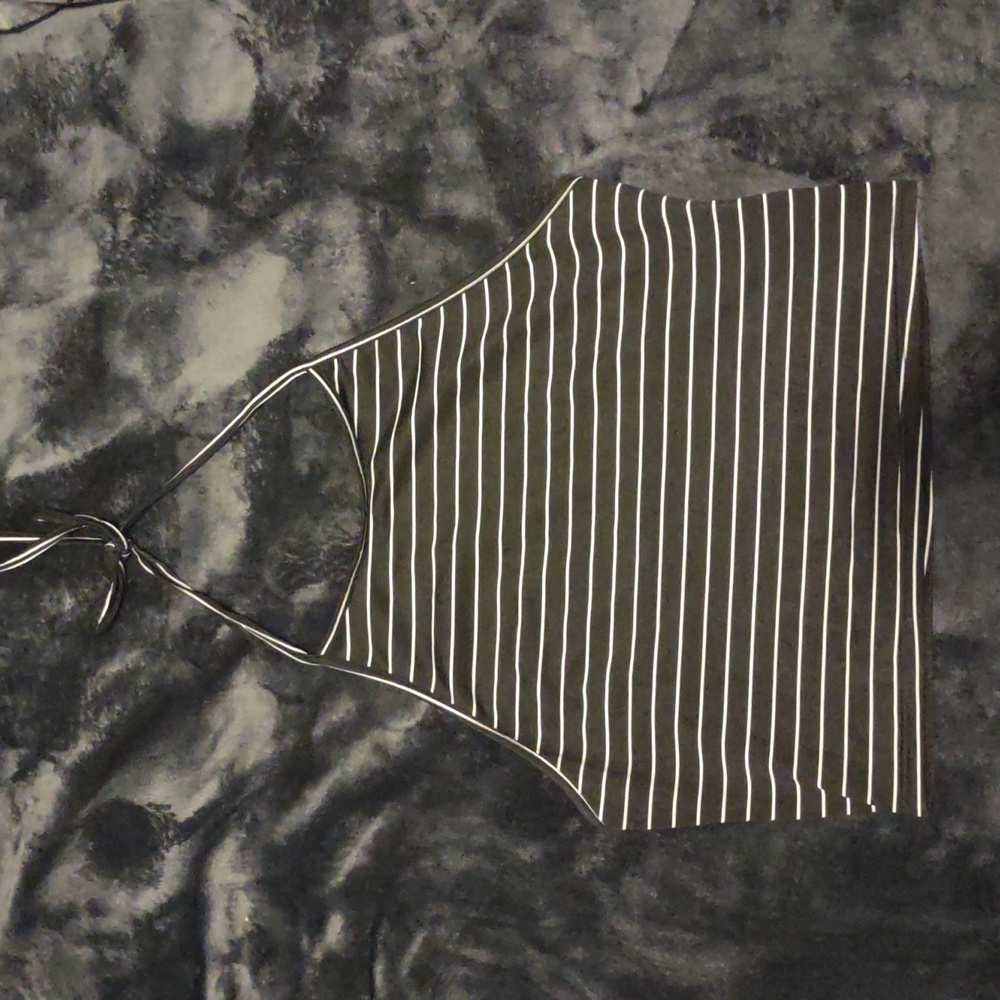 3/15 🦇 Black and white striped halter crop top